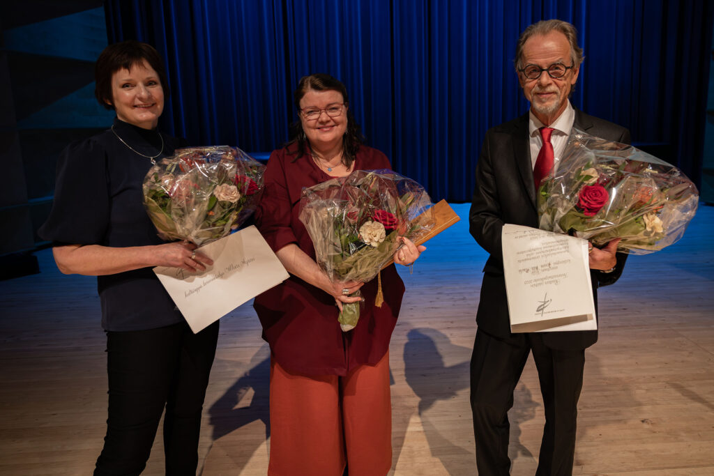 Vuonna 2025 Riutun säätiö jakoi 26. syyskuuta Tampereen Konservatoriolla pidetyssä Korvaamaton käsityö -seminaarissa Kädentaitajapalkinnon ja kaksi tunnustuspalkintoa. Palkitut vasemmalta oikealle: Mari Syrén, Helena Vaari ja Ville Pietilä.