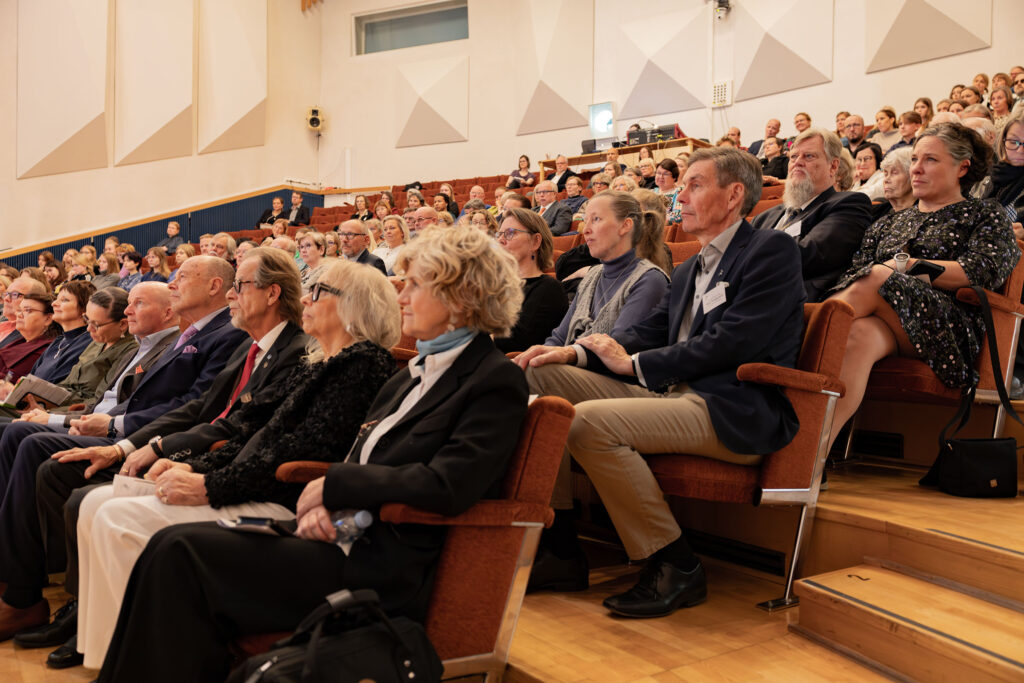 Korvaamaton käsityö -seminaarin osallistujia